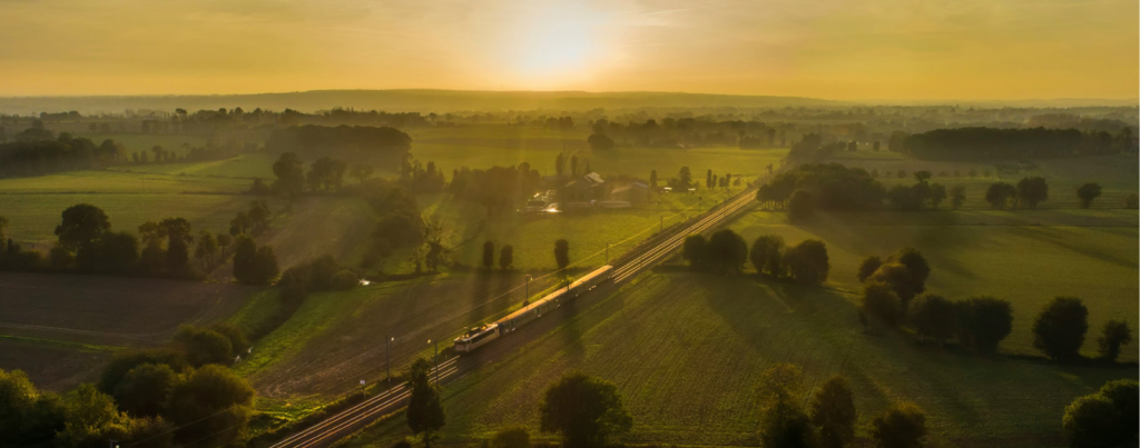 train vu de haut, champ à côté