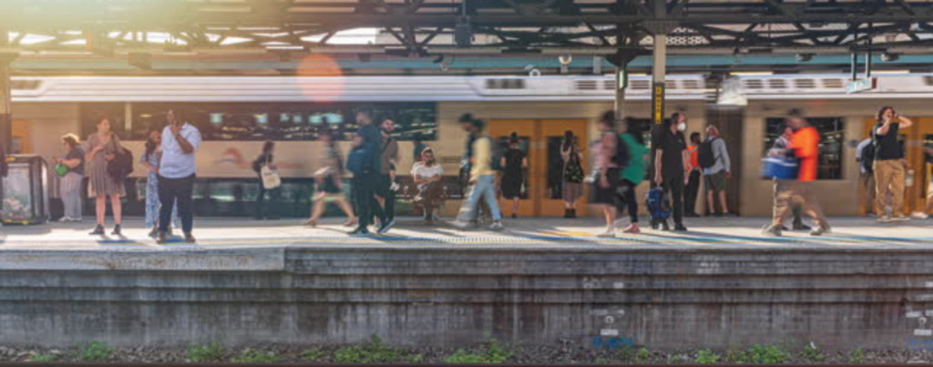 personnes sur le quai d'une gare attendant un train