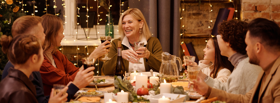 famille autour d'un plat, décoration de noël